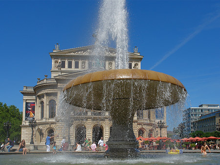 Foto Alte Oper mit Brunnen - Frankfurt am Main