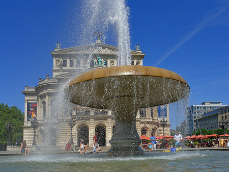 Alte Oper mit Brunnen Fotos