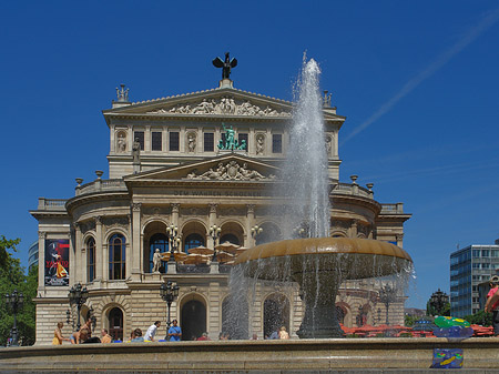 Fotos Alte Oper mit Brunnen