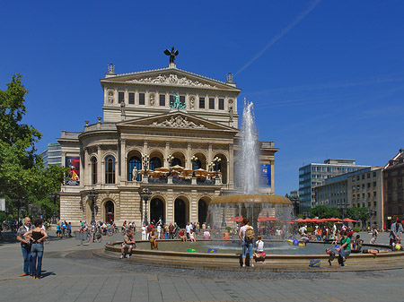 Alte Oper mit Brunnen Fotos