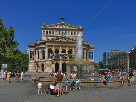 Alte Oper mit Brunnen Fotos