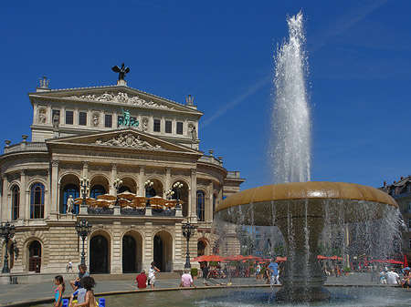 Foto Alte Oper mit Brunnen - Frankfurt am Main