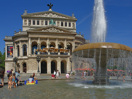 Alte Oper mit Brunnen Fotos