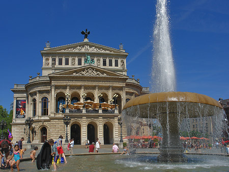 Foto Alte Oper mit Brunnen