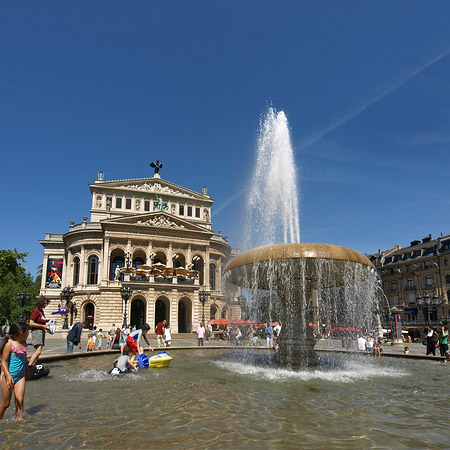 Fotos Alte Oper mit Brunnen