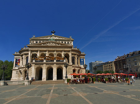 Alte Oper mit Häusern