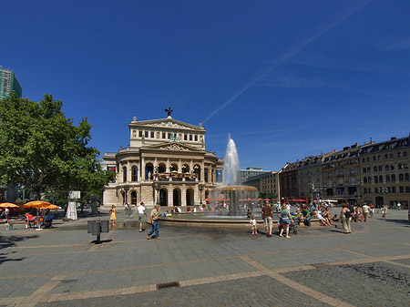 Foto Alte Oper mit Häusern