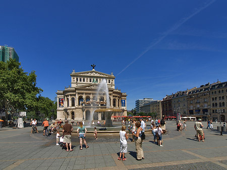 Foto Alte Oper mit Häusern