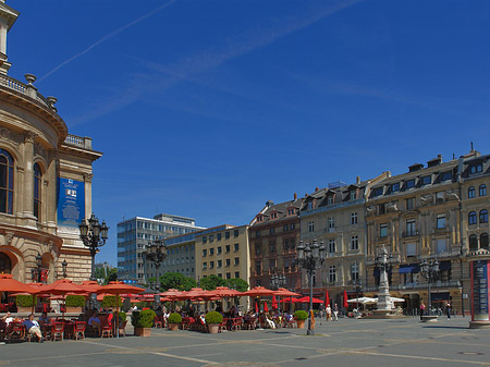 Fotos Alte Oper mit Häusern