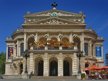 Alte Oper mit Schirmen Foto 