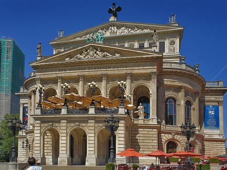 Foto Alte Oper mit Schirmen