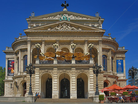 Alte Oper mit Schirmen Fotos