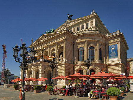 Alte Oper mit Schirmen Foto 