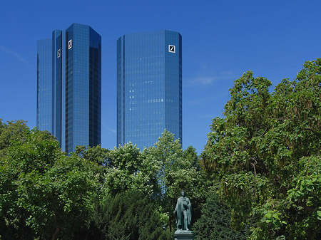 Fotos Deutsche Bank mit Statue