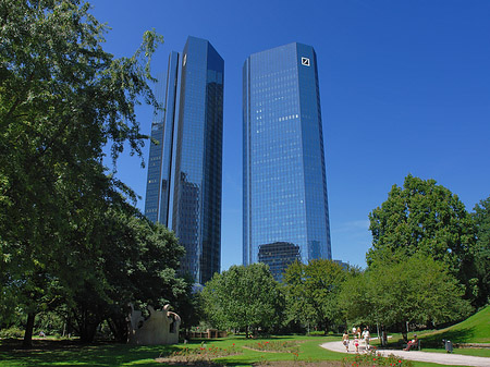 Foto Deutsche Bank mit Weg - Frankfurt am Main