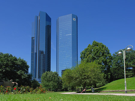 Foto Deutsche Bank mit Weg - Frankfurt am Main