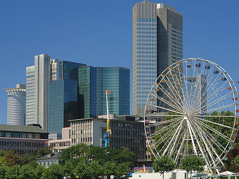 Foto Eurotower und dresdener Bank mit riesenrad