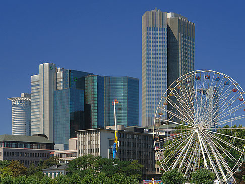 Eurotower und dresdener Bank mit riesenrad Foto 