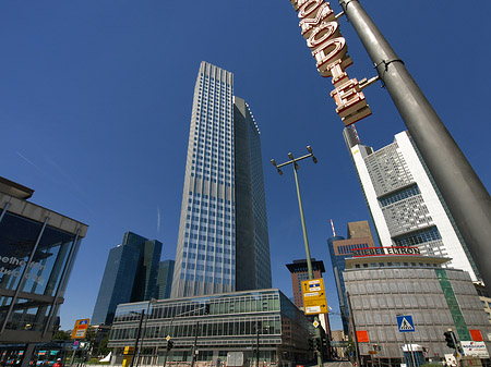 Eurotower hinter Schauspiel Frankfurt Foto 