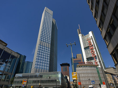 Eurotower hinter Schauspiel Frankfurt Foto 