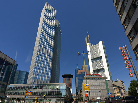 Foto Eurotower hinter Schauspiel Frankfurt - Frankfurt am Main