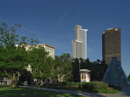 Foto Friedrich-Ebert-Anlage mit Westendtower und Citytower