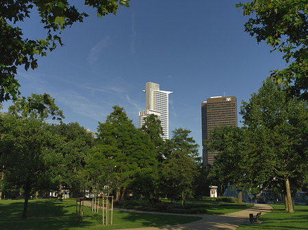 Foto Friedrich-Ebert-Anlage mit Westendtower und Citytower