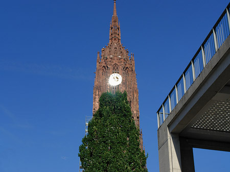 Fotos Kaiserdom St. Bartholomäus mit Häuser