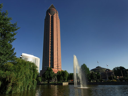 Messeturm mit Ludwig-Erhard-Anlage Foto 