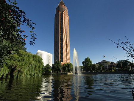 Foto Messeturm mit Ludwig-Erhard-Anlage