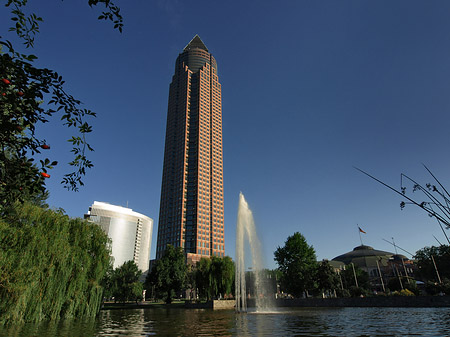 Messeturm mit Ludwig-Erhard-Anlage Foto 