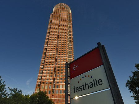 Messeturm mit Festhallenschild