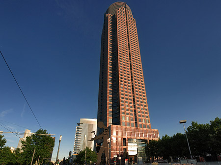 Fotos Messeturm mit Hammering Man | Frankfurt am Main