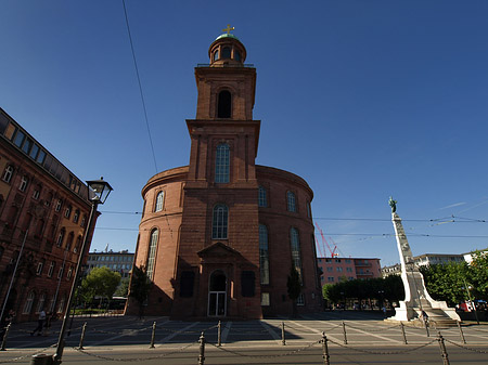 Fotos Paulskirche mit Statue