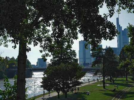 Fotos Skyline von Frankfurt hinter Sonnenuhr | Frankfurt am Main