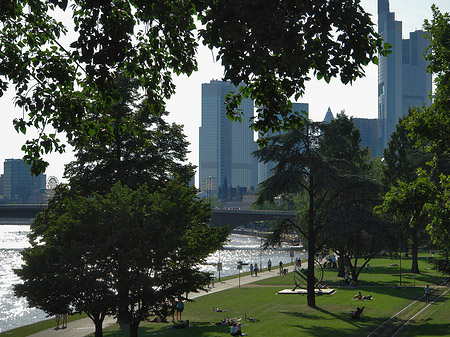 Fotos Skyline von Frankfurt hinter Sonnenuhr