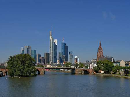 Skyline von Frankfurt mit Alter Brücke Fotos