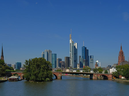 Skyline von Frankfurt mit Alter Brücke