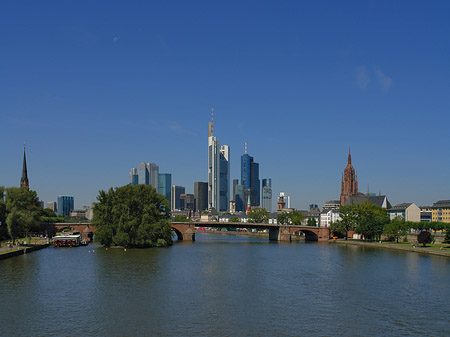 Foto Skyline von Frankfurt mit Alter Brücke