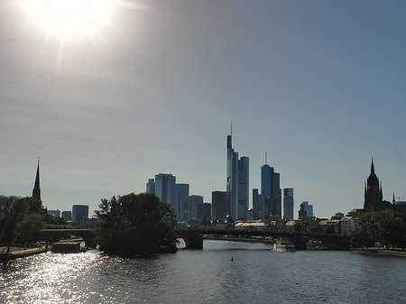 Skyline von Frankfurt mit Alter Brücke Foto 