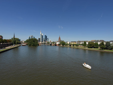 Skyline von Frankfurt mit Boot