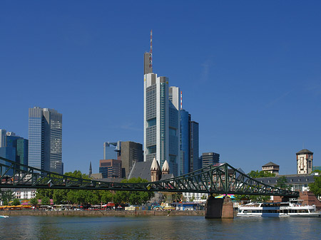 Skyline von Frankfurt mit eisernem Steg