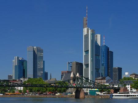 Skyline von Frankfurt mit eisernem Steg Fotos