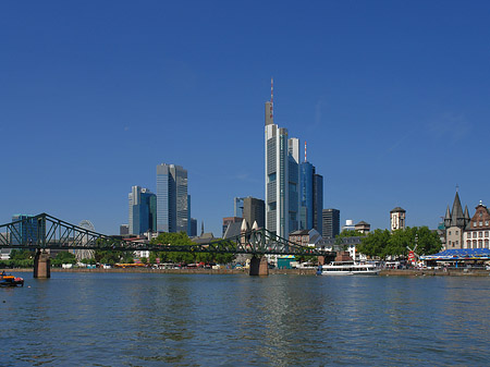 Skyline von Frankfurt mit eisernem Steg Foto 