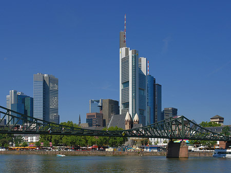 Skyline von Frankfurt mit eisernem Steg Foto 