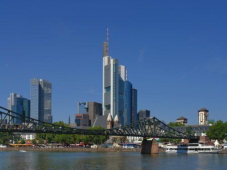 Skyline von Frankfurt mit eisernem Steg Fotos