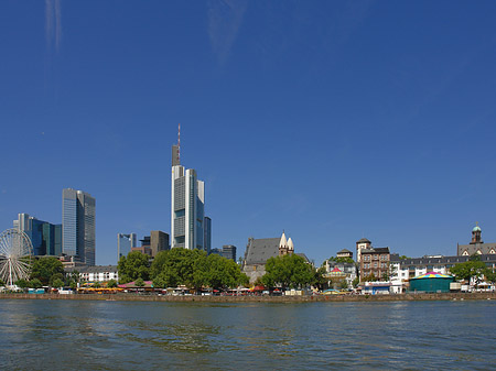 Skyline von Frankfurt mit Riesenrad Fotos