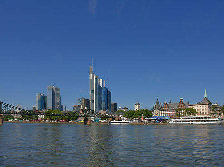 Skyline von Frankfurt mit Saalhof Fotos