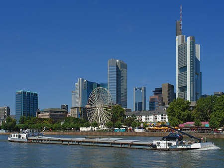 Fotos Skyline von Frankfurt mit Schiff | Frankfurt am Main