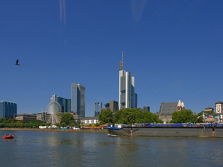 Skyline von Frankfurt mit Schiff Fotos